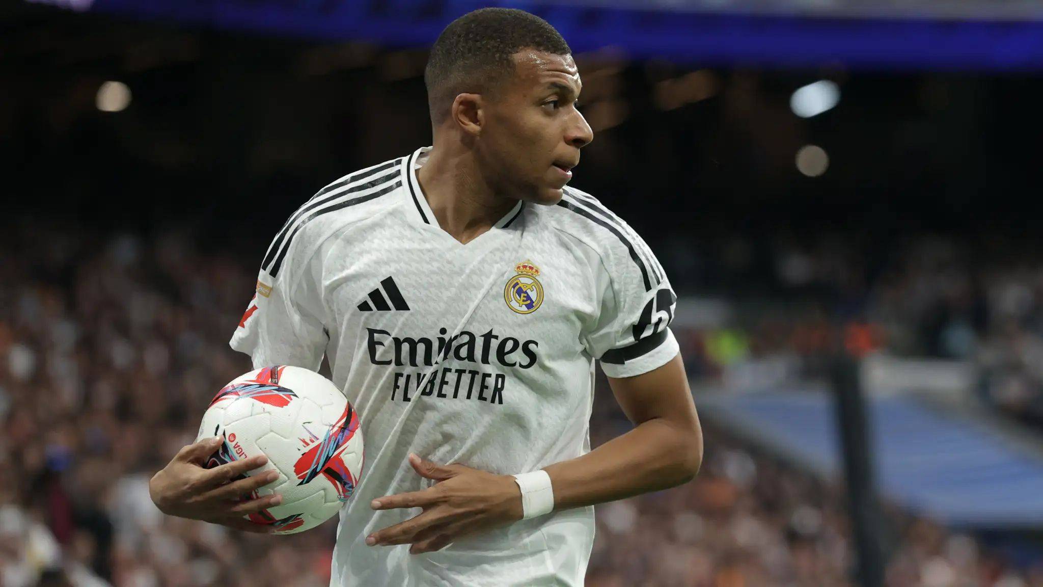 加拿大队教练压力巨大！，姆巴佩遭遇七持续失利引发球迷热议(姆巴佩谈半决赛失利)